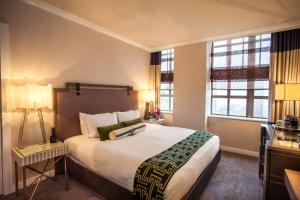 Cama ou camas em um quarto em Kimpton Hotel Palomar Philadelphia by IHG