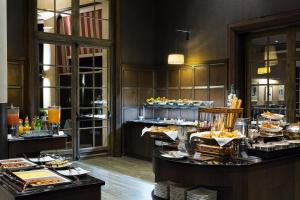 un buffet in una camera d'albergo con cibo in esposizione di Hôtel Barrière L'Hôtel du Golf a Deauville