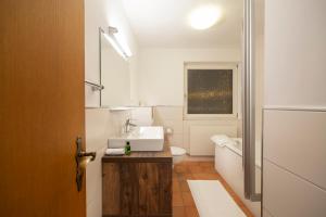 bagno con lavandino e servizi igienici di Appartements Falkner Dorli a Oetz