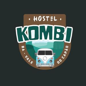 Kombi Hostel Camping في فالي دو كاباو: شعار لفندق kombu مع سيارة فان