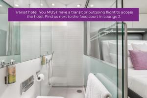 O baie la YOTELAIR Amsterdam Schiphol Transit Hotel