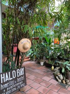 un negozio di cappelli con un cartello in giardino di Halo Bay Homestay a Ha Long