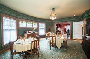 een eetkamer met tafels en stoelen. bij Looking Glass Inn in Indianapolis