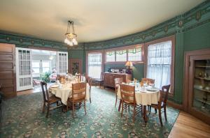 een eetkamer met tafels en stoelen. bij Looking Glass Inn in Indianapolis