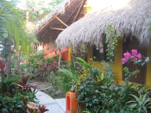 Un jardín fuera de Unelma Bungalows