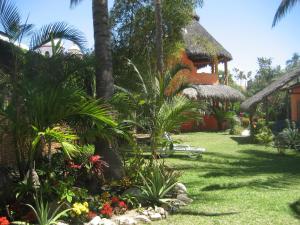 Un jardín fuera de Unelma Bungalows