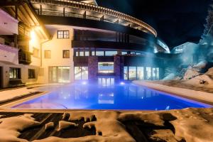 A piscina localizada em Granbaita Dolomites ou nos arredores