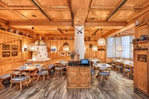 a restaurant with wooden walls and tables and chairs at H+ Hotel Stuttgart Herrenberg in Herrenberg