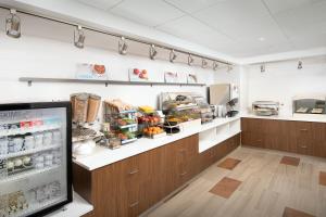 una cucina con bancone di frutta e verdura di Holiday Inn Express & Suites College Park - University Area, an IHG Hotel a College Park