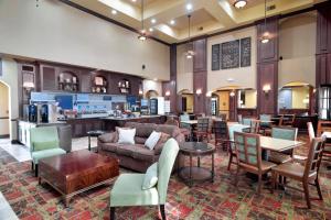 Uma área de estar em Holiday Inn Express Hotel & Suites DFW West - Hurst, an IHG Hotel