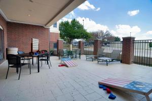 Uma varanda ou terraço em Holiday Inn Express Hotel & Suites DFW West - Hurst, an IHG Hotel