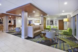 Posedenie v ubytovaní Holiday Inn Express & Suites Grand Rapids Airport North, an IHG Hotel