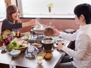 Asiakkaita majoituspaikassa Wakayama Kada Onsen Kada Kaigetsu (ex. Azumaya Seaside Hotel)