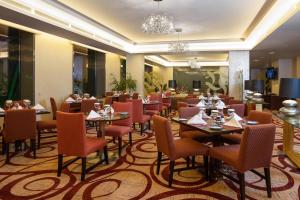 En restaurant eller et spisested på Crowne Plaza Riyadh - RDC Hotel & Convention by IHG