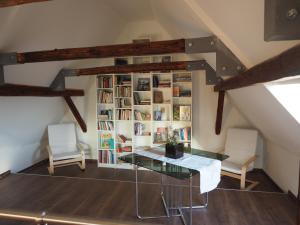 Habitación con mesa, sillas y estante para libros. en KLEIN - Ferienhaus Thüringen Erfurt Apfelstädt Drei Gleichen, en Apfelstädt