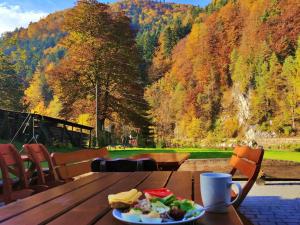 una mesa de madera con un plato de comida. en Apartamenty Magia Gór, en Szczawnica