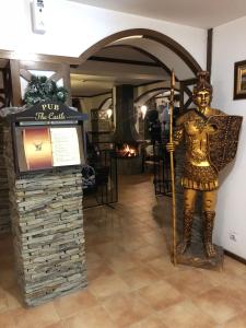 una estatua de un hombre de pie junto a una señal en Apartment 507 The Castle 1, en Pamporovo