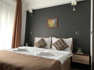 เตียงในห้องที่ TIAM Apartment Poiana Brașov D117, 3 rooms, 3 terraces, 3 bathrooms