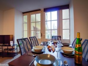 een tafel met een fles wijn en glazen bij Le Dunant in Straatsburg