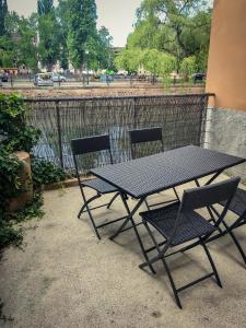 een zwarte tafel en stoelen naast een hek bij Le Dunant in Straatsburg