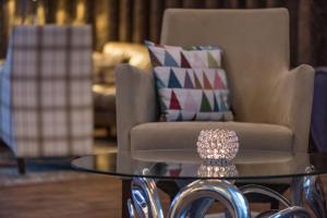 einen Ring auf einem Couchtisch vor einem Stuhl in der Unterkunft Hotel Peterhof - urban lifestyle Kempten in Kempten