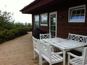 una terrazza in legno con tavolo e sedie su una casa di Loff Holiday Houses a Aabenraa