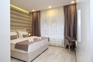 PLATINUM ROOMS butique hotel tesisinde bir odada yatak veya yataklar