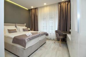 PLATINUM ROOMS butique hotel tesisinde bir odada yatak veya yataklar