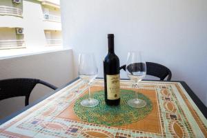 - une bouteille de vin et 2 verres à vin sur une table dans l'établissement Villa Elkom, Appartment 7, à Donji Štoj