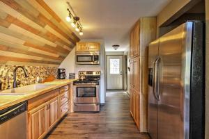 Dapur atau dapur kecil di Hillside Cripple Creek Cabin with Hot Tub, Mtn Views