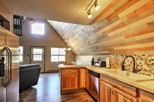 Dapur atau dapur kecil di Hillside Cripple Creek Cabin with Hot Tub, Mtn Views