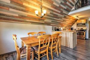 Dapur atau dapur kecil di Hillside Cripple Creek Cabin with Hot Tub, Mtn Views