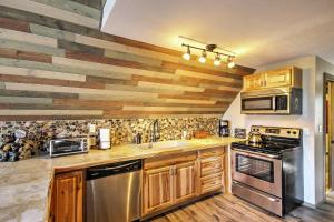 Dapur atau dapur kecil di Hillside Cripple Creek Cabin with Hot Tub, Mtn Views