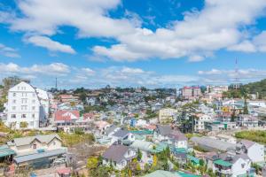 Stadtbild einer Stadt mit Häusern in der Unterkunft La Vie En Rose Villa in Da Lat