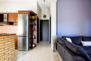 Kitchen o kitchenette sa The Olive Grove Apartments by Konnect, Dasia