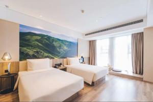 Cama ou camas em um quarto em Atour Hotel Tianjin Zhongxin Eco-City