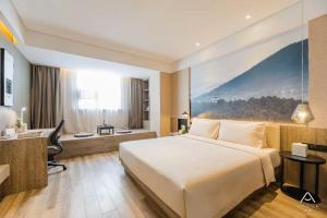 Cama ou camas em um quarto em Atour Hotel Tianjin Zhongxin Eco-City