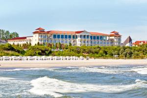 キュールングスボルンにあるMorada Strandhotel Ostseebad Kühlungsbornのビーチからホテルの景色を望めます。