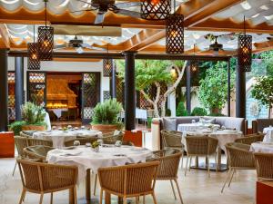 Hotel Bel-Air - Dorchester Collection tesisinde bir restoran veya yemek mekanı