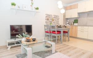 EASY RENT Apartments - COZY tesisinde mutfak veya mini mutfak