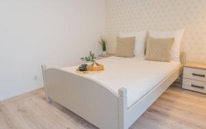 EASY RENT Apartments - COZY tesisinde bir odada yatak veya yataklar