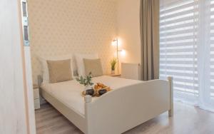 EASY RENT Apartments - COZY tesisinde bir odada yatak veya yataklar