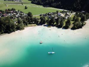 une vue aérienne sur un bateau dans une grande étendue d'eau dans l'établissement Landhaus Leitner am Wolfgangsee, à Sankt Gilgen