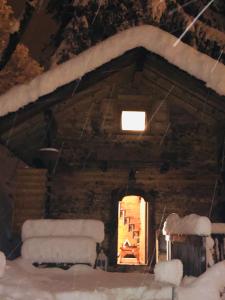 una cabina con neve sul tetto e una finestra di Le Mazot de la Fis a Chamonix-Mont-Blanc