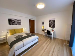 1 dormitorio con cama y escritorio. en Park City Center, en Luxemburgo