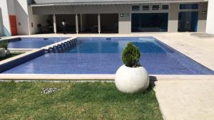 A piscina localizada em El mejor apartamento en excelente ubicación. ou nos arredores