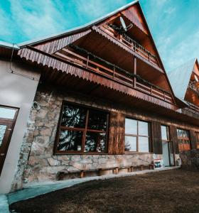 Cabaña de madera con balcón en la parte superior. en Horsky dom, en Levoča