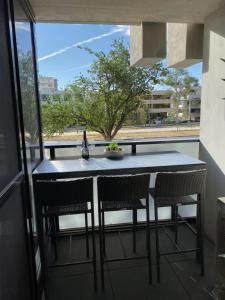 Balcone o terrazza di Midnight Luxe 1BR 1Bath Apartment 104 in the heart of Braddon Pool Sauna Secure Parking Wine WiFi