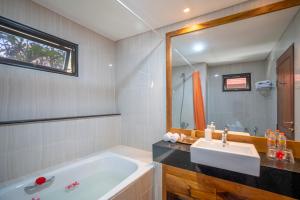 The Salila Beach Resort tesisinde bir banyo