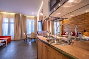 Кухня или кухненски бокс в 5 STAR APART HOTEL